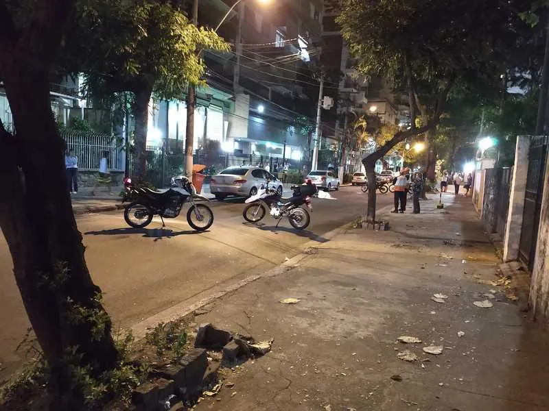 A rua precisou ser fechada para que os policiais realizassem a perícia 