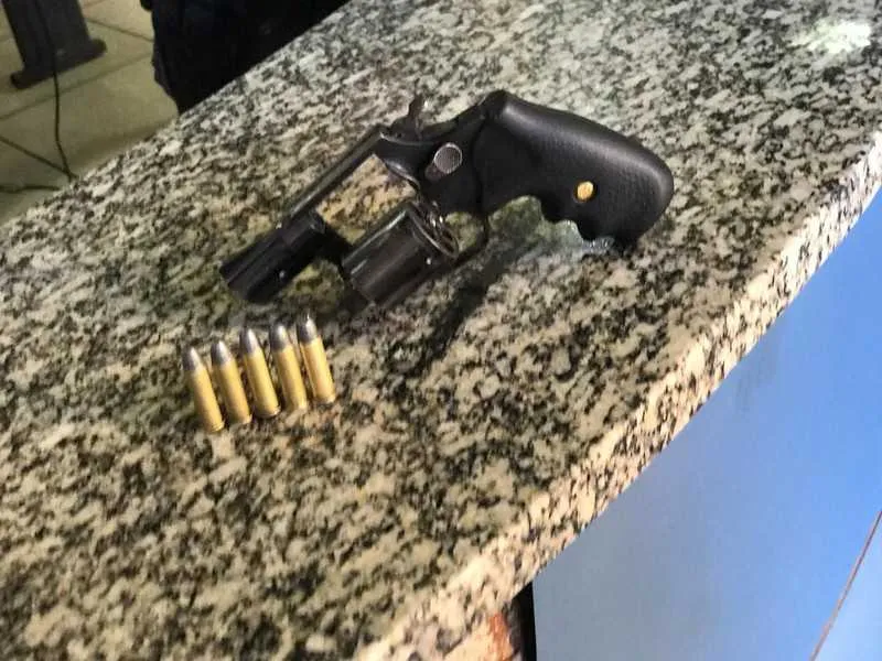 Menor foi surpreendido pela PM com um revólver calibre 38 