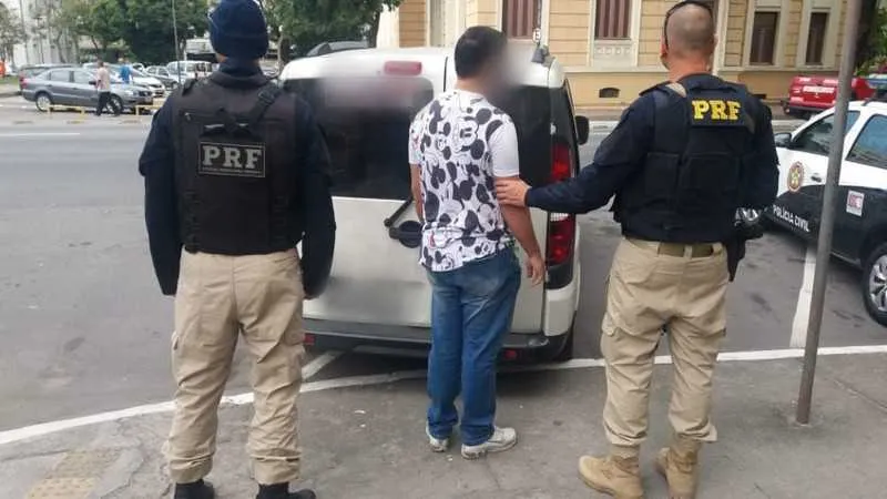 O caso foi registrado na 76ª DP (Niterói). O suspeito foi indiciado por receptação.