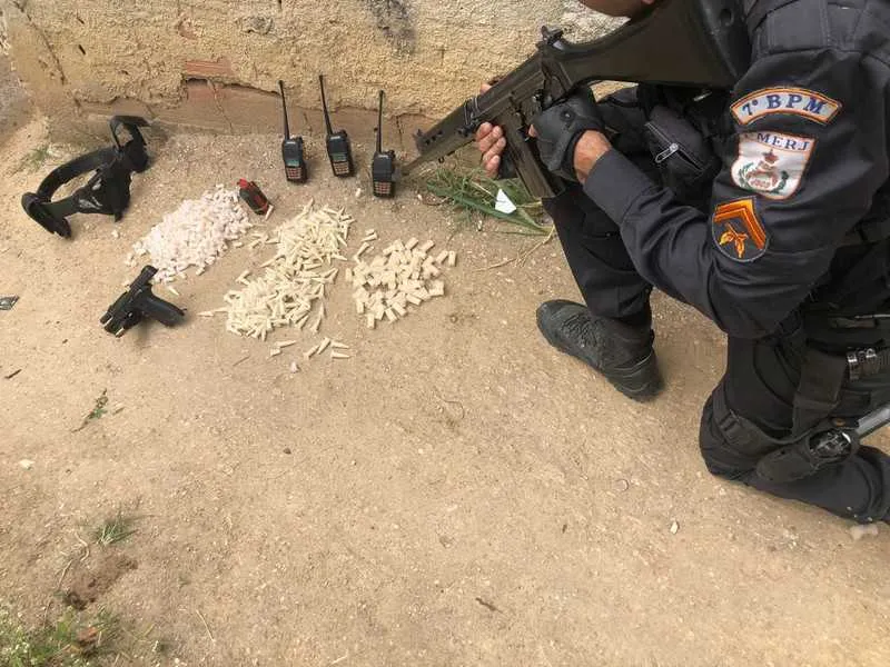 Uma pistola, granada e drogas foram apreendidas