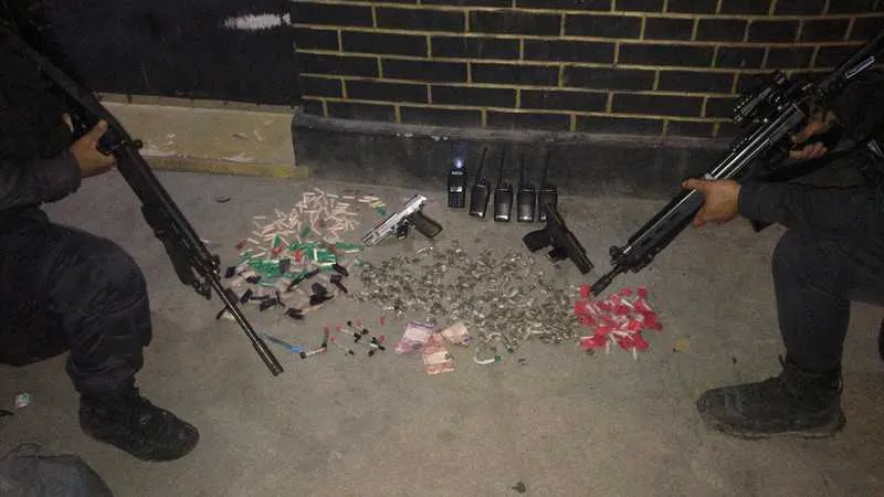 Duas pistolas foram apreendidas