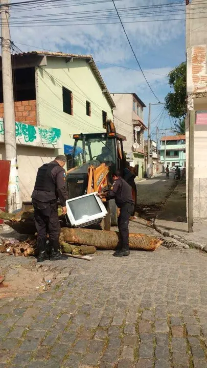 Diversas barricadas foram retiradas da favela Manoel Corrêa