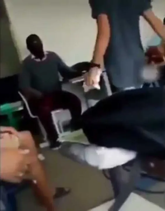 Um estudante chegou a jogar objeto no profissional