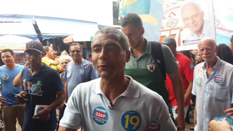 Romário visitou a Andef e fez corpo a corpo no Centro e no Mutuá