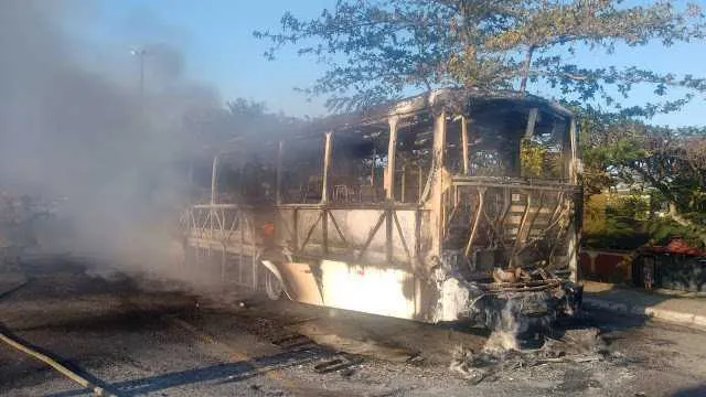 Ontem (24), um coletivo foi incendiado na região