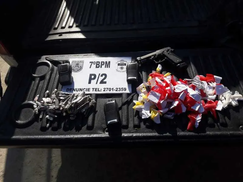 As drogas e a arma estavam com o menor, segundo a polícia