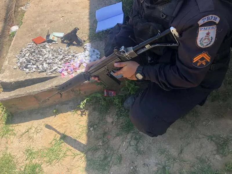 Uma pistola foi apreendida na ação