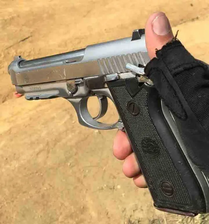 
Uma pistola foi apreendida durante uma das ações 