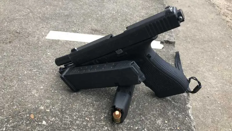 Uma pistola foi apreendida na ação