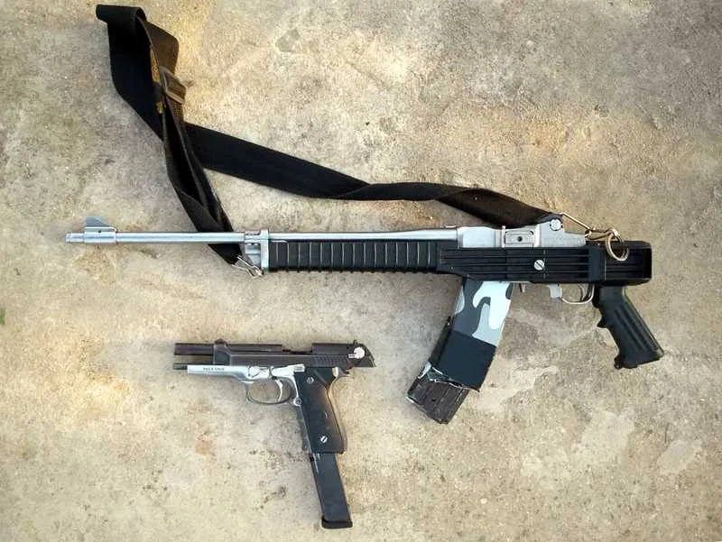 Foram apreendidos um fuzil e uma pistola com os acusados 