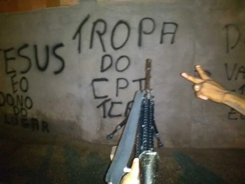 Segundo levantamentos da delegacia do Rio do Ouro, criminosos do Complexo da Pedreira forneceram armas para que ‘TCP’ consiga tomar as comunidades de São Gonçalo 