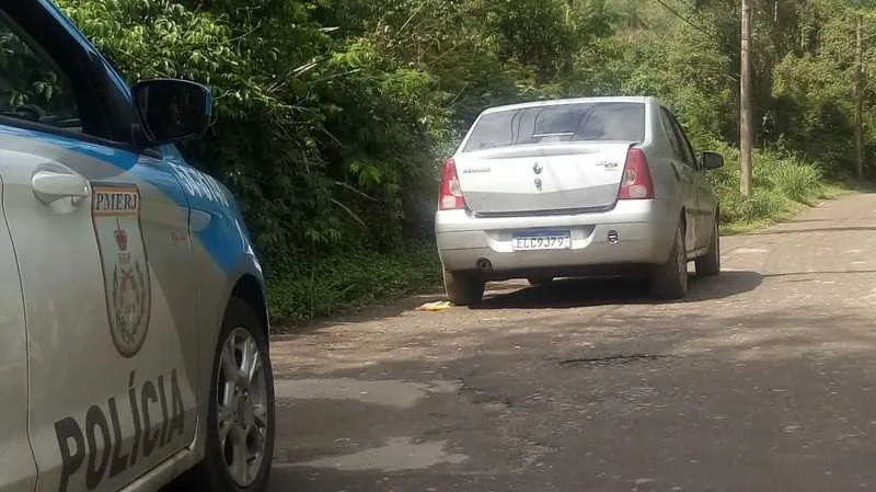 Os corpos estavam dentro de um veículo e foram encontrados no início da manhã de ontem