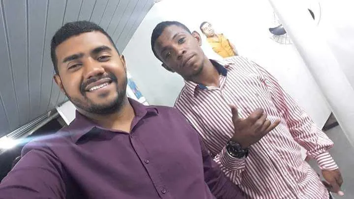 O pastor (à esquerda) tentava ajudar o assassino