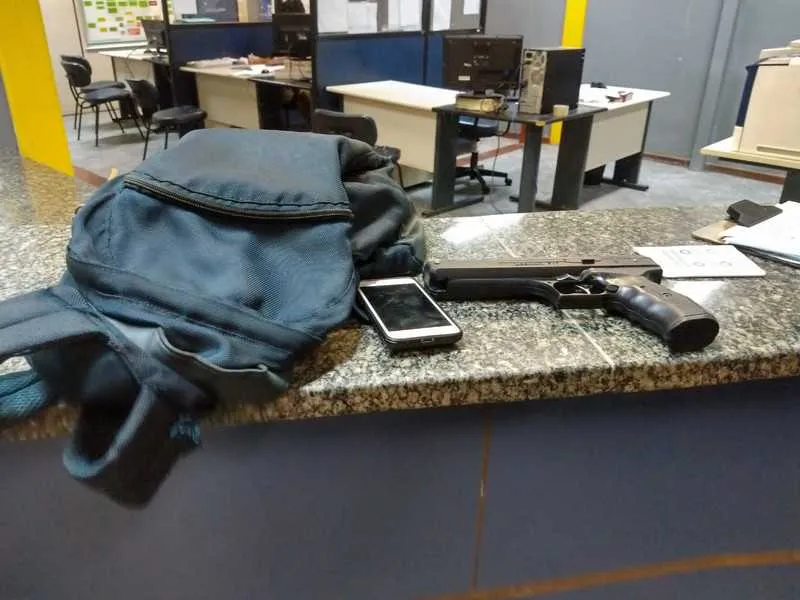 Foi encontrada uma réplica de pistola e quatro celulares