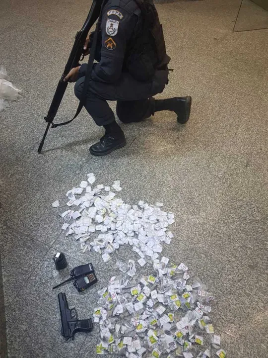Com o menor tinha um simulacro de pistola, uma granada, dois rádios transmissores, 206 pinos de cocaína e 188 saquinhos de maconha