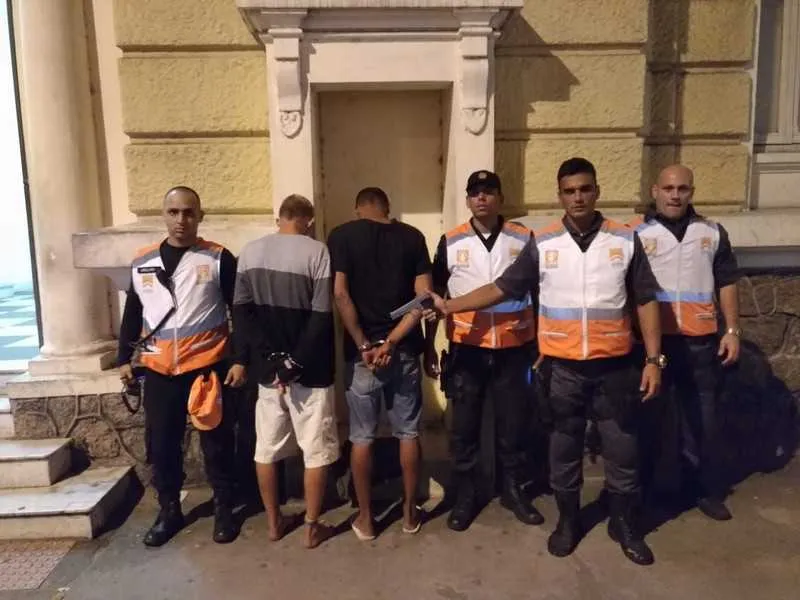 Os dois acusados foram levados para a Central de Flagrantes da 76ªDP, onde caso foi registrado