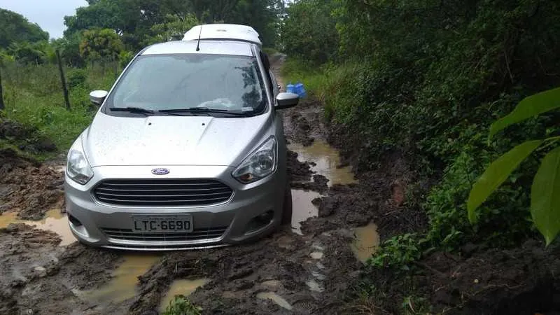 O carro foi encontrado, após o roubo, atolado em Guaxindiba 