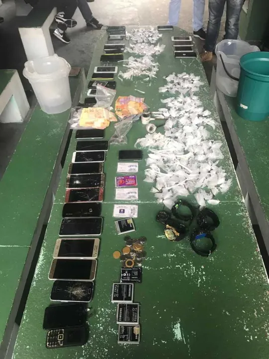 Trezentos maços de cigarro também foram apreendidos