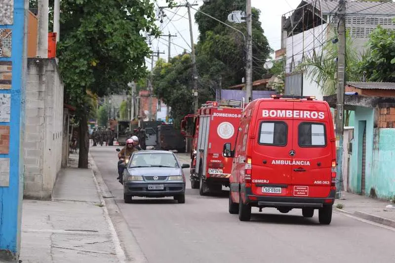 Os três foram socorridos pelo Corpo de Bombeiros para o Hospital Estadual Alberto Torres