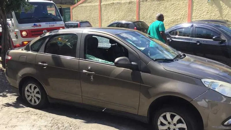 Três homens foram executados dentro do veículo roubado, na Rua Tenente Osório, no Fonseca