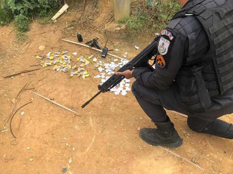 Imagem ilustrativa da imagem Grupo é preso com granada e pistola no Capote, em São Gonçalo