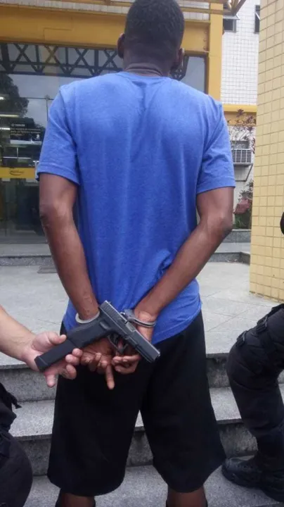 O acusado foi preso com uma pistola,segundo a Polícia Militar