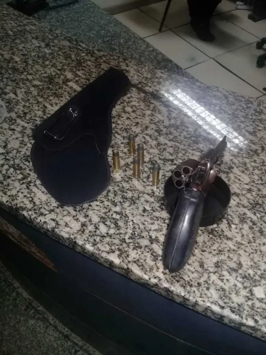 Além do revólver, cinco munições intactas foram apreendidas