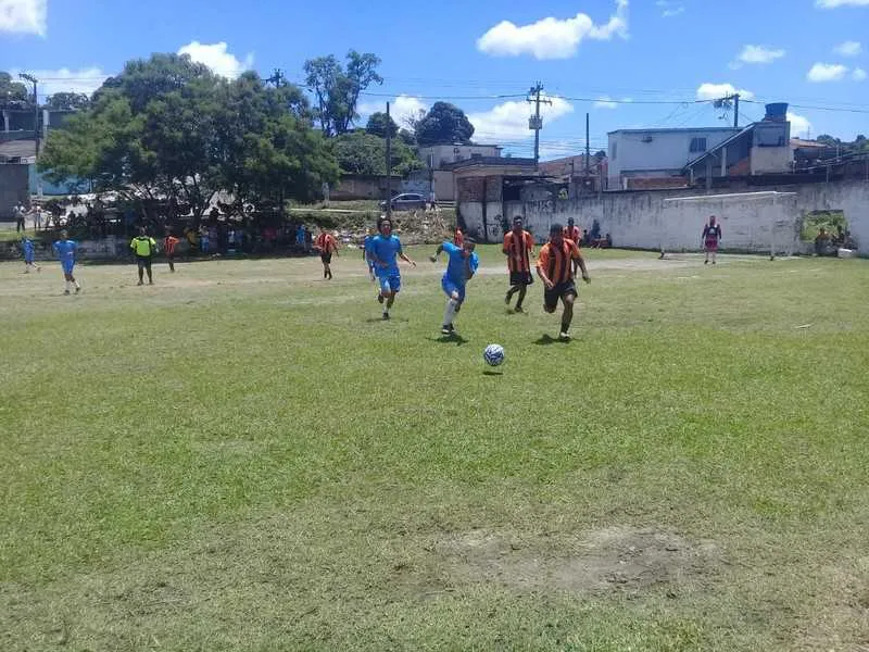 O torneio leva o nome de ‘Felipe Jogador’ (detalhe), que quer ser referência no futebol de várzea