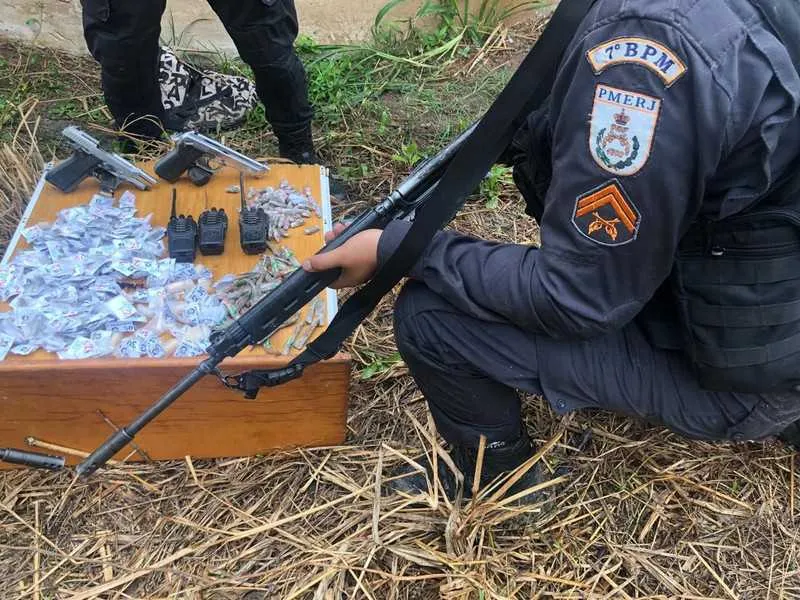 Militares foram recebidos as tiros em ambas as ocorrências e houve confronto com acusados. Foram apreendidos entorpecentes, armas e rádios de comunicação 