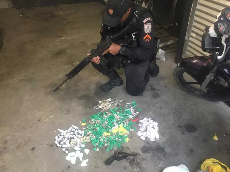 Com o homem, os PMs encontraram um revólver e as drogas