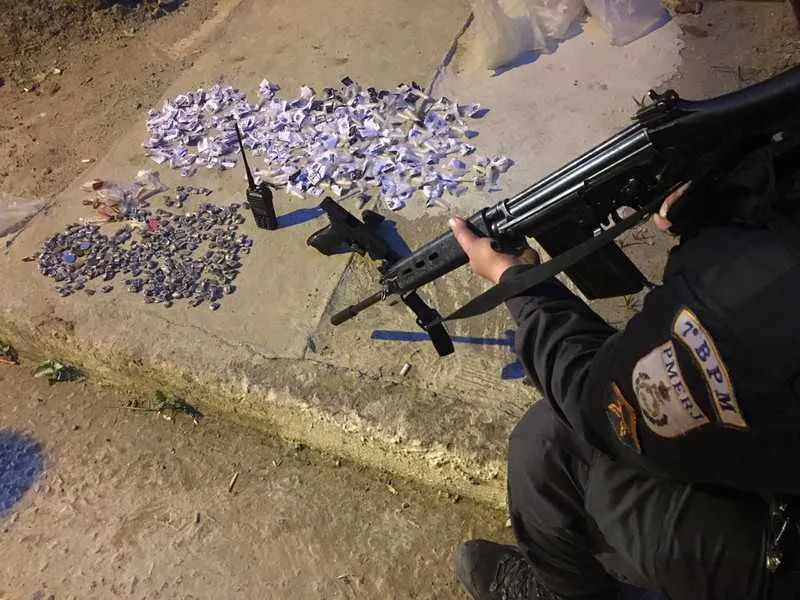 Na ação, drogas foram apreendidas