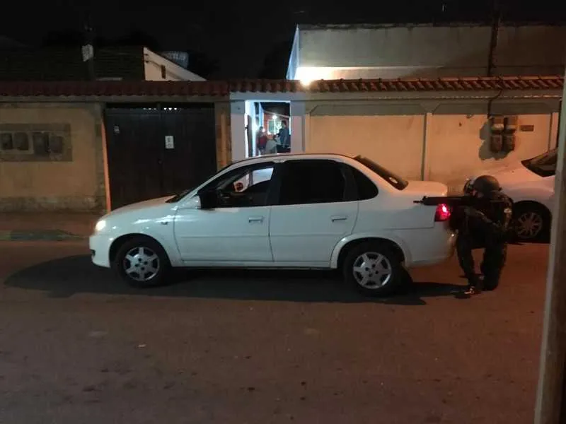 As equipes do Exército foram atacadas a tiros quando passavam pelo local 
