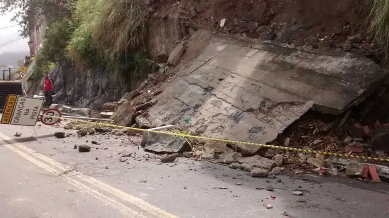 Deslizamento provocou estragos e fechou vias do bairro