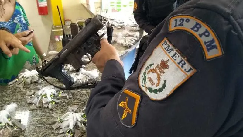 Homem estava com uma metralhadora 9mm