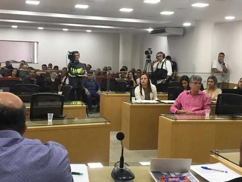  A sessão contou com parlamentares e ativistas culturais de SG