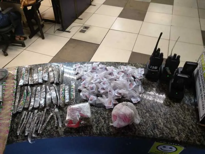 Na comunidade da viúva, foram apreendidas drogas e um cinto com coldre
