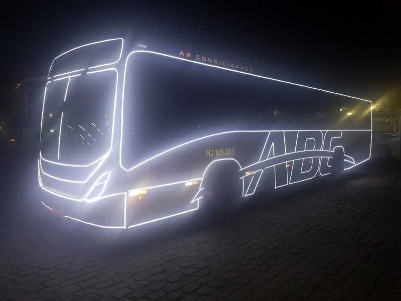s ônibus iluminados têm sido uma atração para os usuários do sistema que circulam pela região