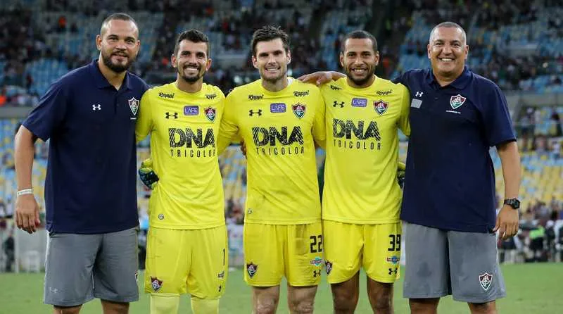 Josmiro (esquerda) é morador da Vila Iara e trabalha no Tricolor das Laranjeiras desde 2011