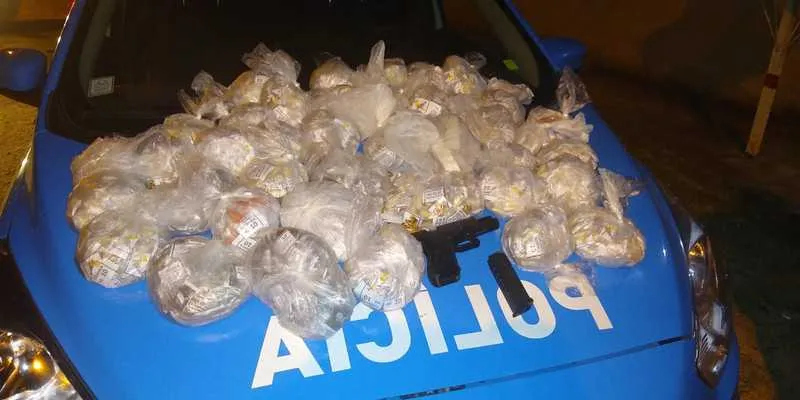 Uma pistola e grande quantidade de drogas foram apreendidas com o suspeito