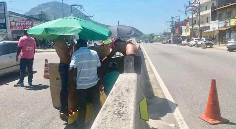 A vítima foi levada para o Hospital Municipal Conde Modesto Leal, no Centro, e não corre risco de vida. 