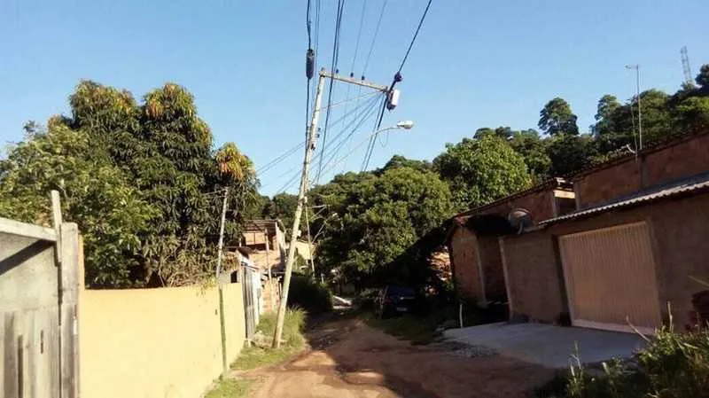  Segundo os moradores, o poste não para de inclinar na via
