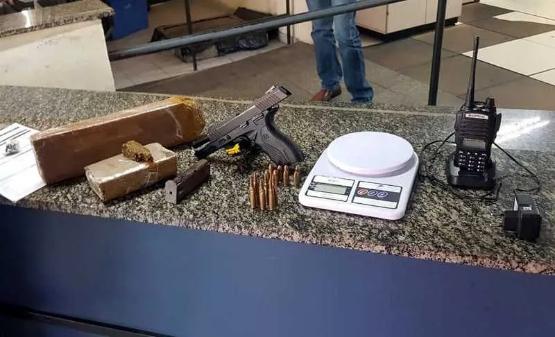 
Armas e drogas também foram apreendidas 