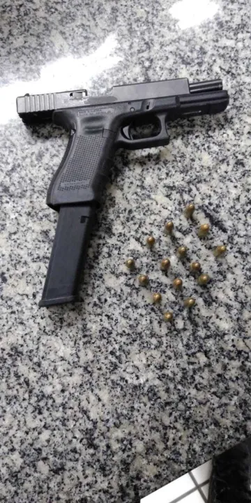 Policiais militares encontraram uma pistola 9mm com os suspeitos