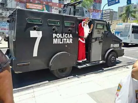 Papai Noel distribui presentes em blindado da PM  