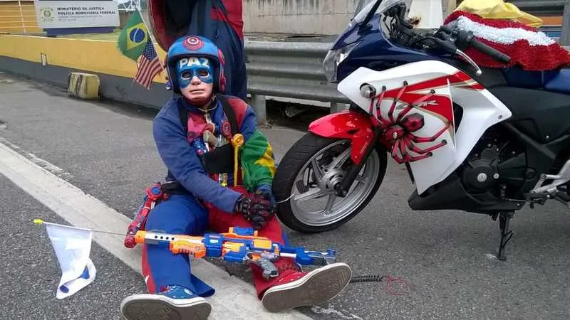 Heróis estavam com moto irregular