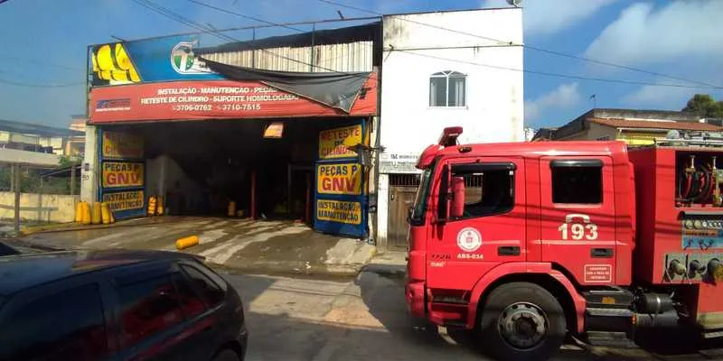 Bombeiros estão no local para trabalho de rescaldo