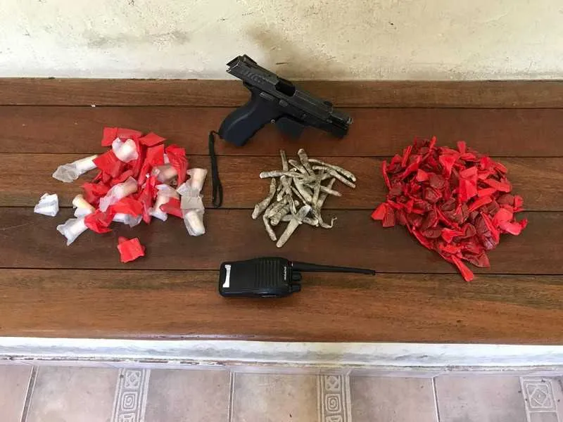 Foi apreendida uma pistola e drogas