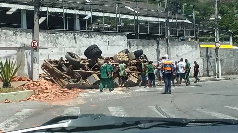 O motorista e o ajudante ferido foram levados para o Hospital Estadual Azevedo Lima (Heal), no Fonseca