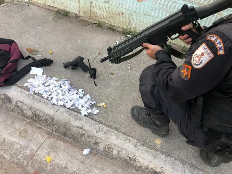 Drogas, rádio transmissor e uma pistola foram apreendidas
