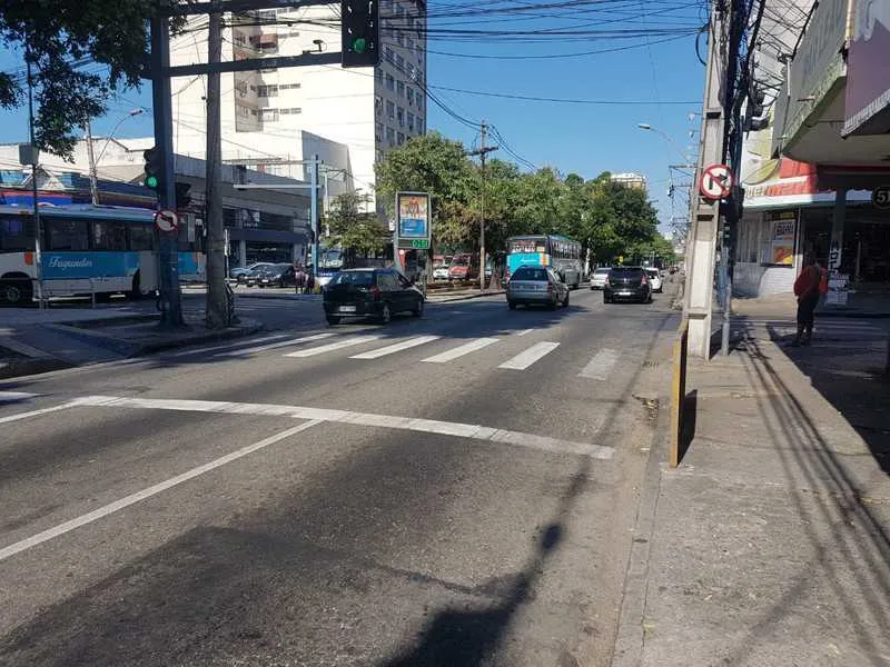 Imagem ilustrativa da imagem Motociclista morre após colidir com muro no Fonseca